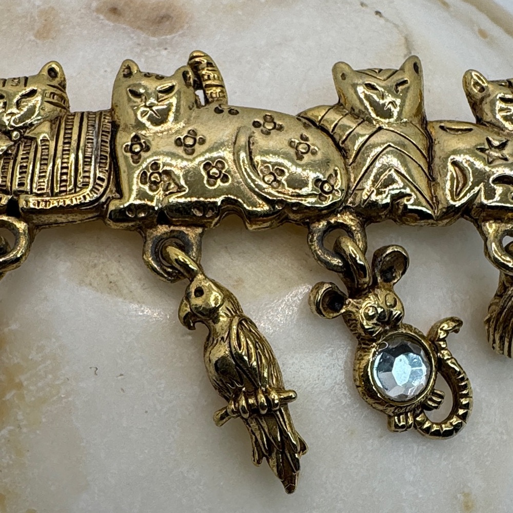 AJC Vintage gold-tone brooch with five cats and dangling charms. - Picture 5 of 12